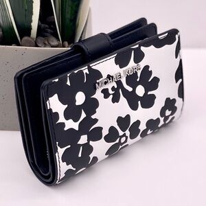 Michael Kors Jet Set Medium Floral Print
Bi-Fold Wallet Black Multi